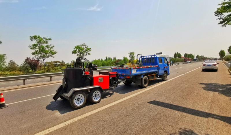 路应急养护车